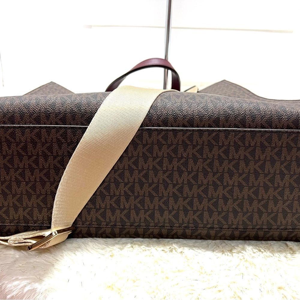 🔥🎁NWT! Michael Kors KENLY Large Travel Tote Handbag Merlot Msrp: $498.00 - Picture 4 of 7